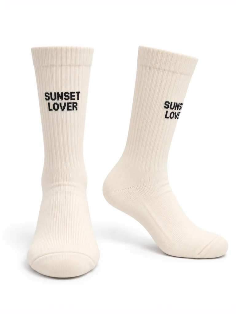 Para beżowych skarpet Miejska Fala Sunset Lover z czarnym napisem