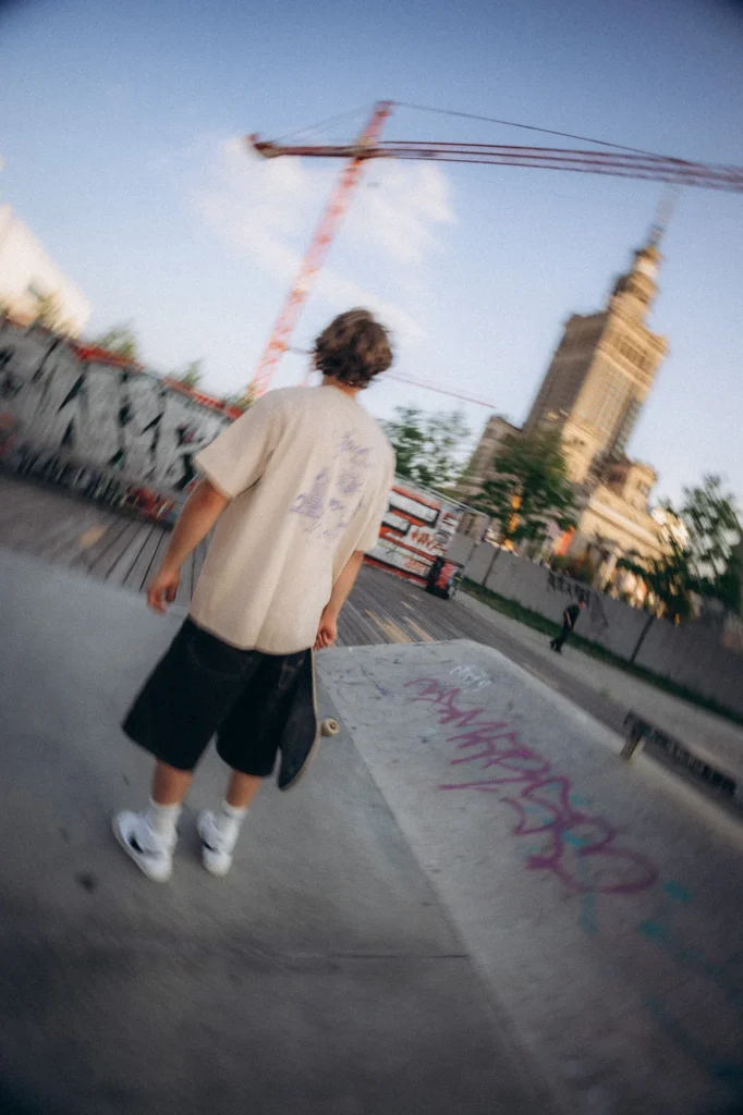 Nadruk na plecach koszulki Miejska Fala, skater w skateparku