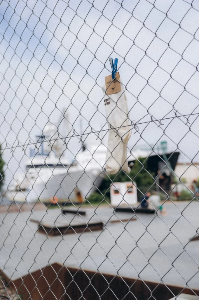 Skarpetki Miejska Fala zawieszone na ogrodzeniu skateparku